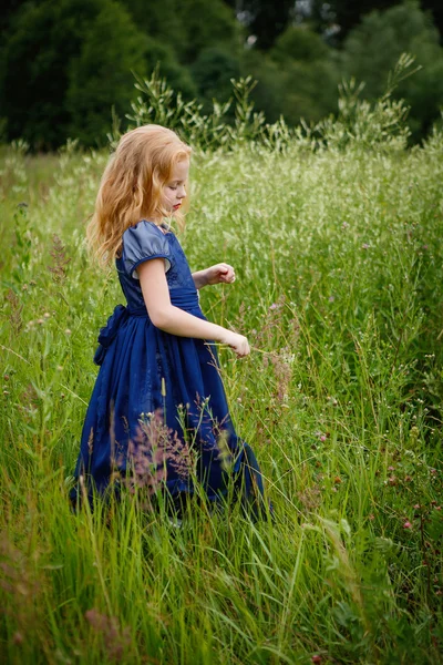 Mavi elbiseli güzel küçük kız portresi