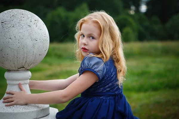 Portrét krásné děvčátko v parku — Stock fotografie