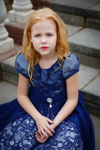 公園で美しい少女の肖像画 — ストック写真