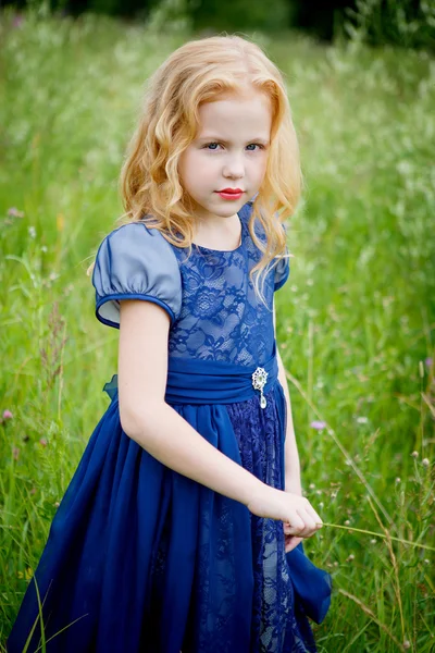 Portret van mooie meisje in de blauwe jurk — Stockfoto