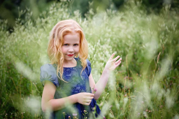 Mavi elbiseli güzel küçük kız portresi