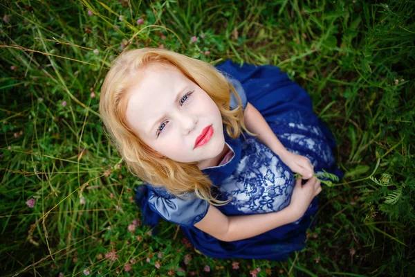 A kék ruha gyönyörű kislány portréja — Stock Fotó