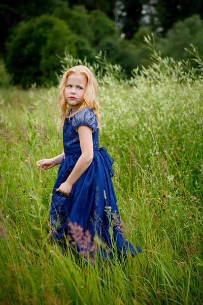 Portret śliczną dziewczynkę w niebieskiej sukience — Zdjęcie stockowe