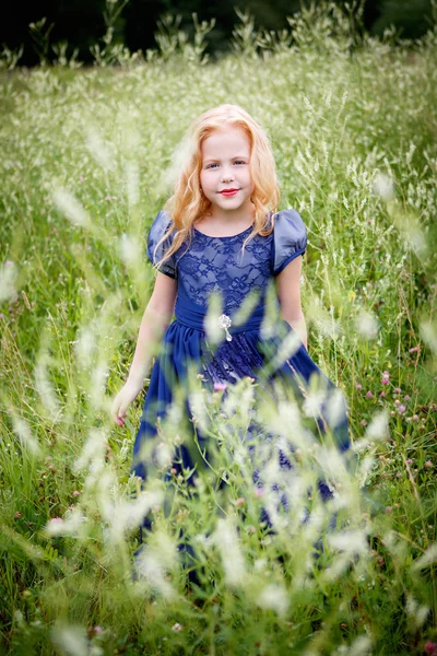 Portret śliczną dziewczynkę w niebieskiej sukience — Zdjęcie stockowe