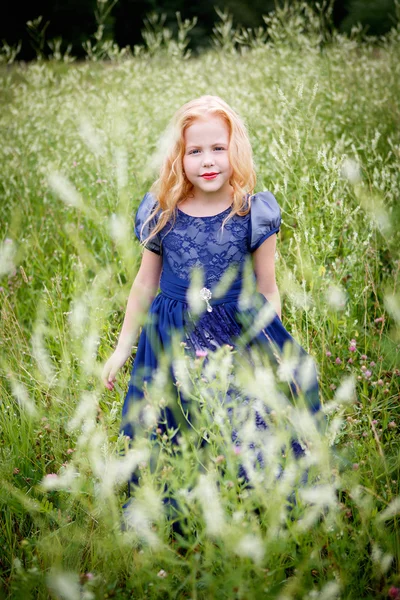 Retrato de menina bonita no vestido azul — Fotografia de Stock