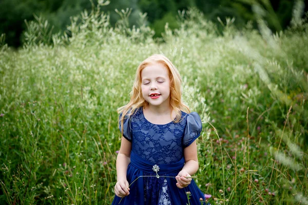 Retrato de menina bonita no vestido azul — Fotografia de Stock