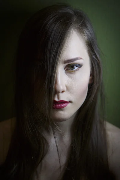 Retrato de una hermosa joven — Foto de Stock