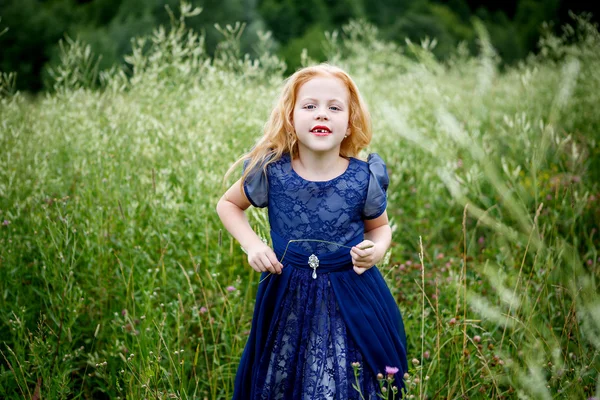 Portret van mooie meisje in de blauwe jurk — Stockfoto