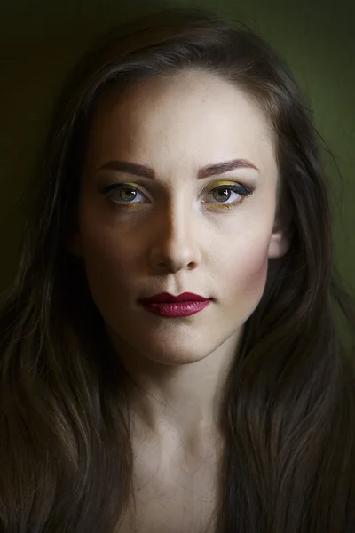 Retrato de una hermosa joven — Foto de Stock