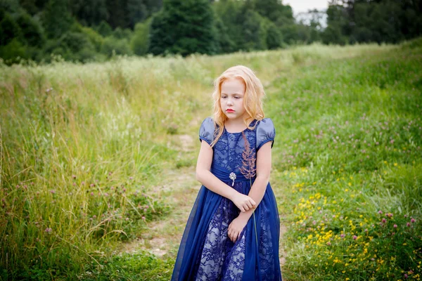 Portret van mooie meisje in de blauwe jurk — Stockfoto