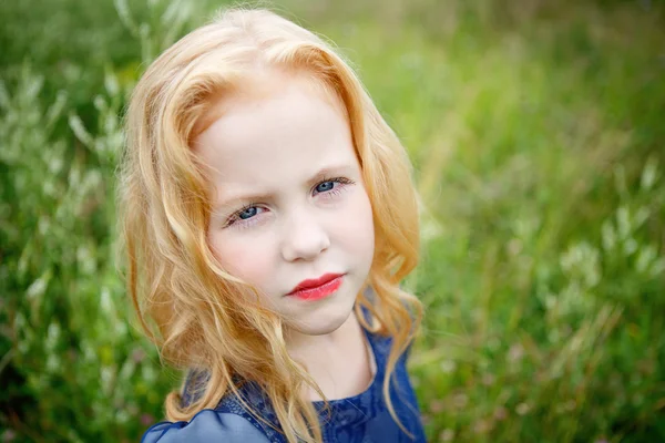 Портрет красивой маленькой девочки в синем платье — стоковое фото