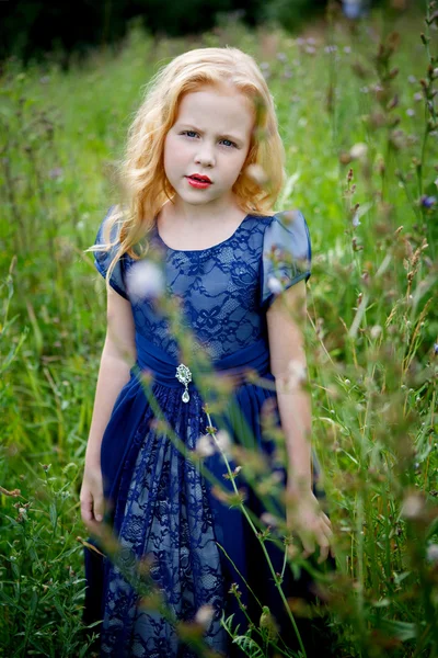 Retrato de menina bonita no vestido azul — Fotografia de Stock