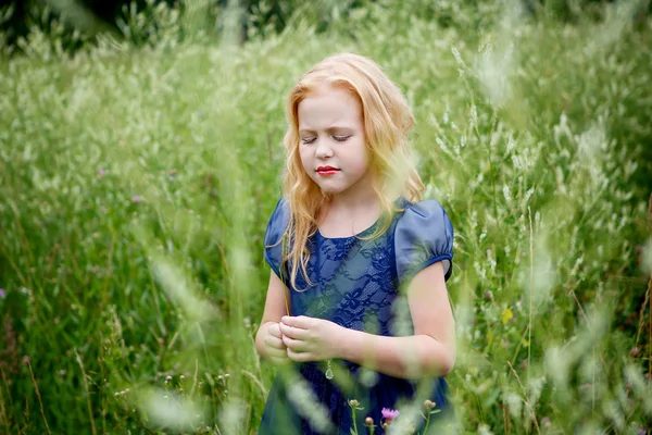 Portret van mooie meisje in de blauwe jurk — Stockfoto