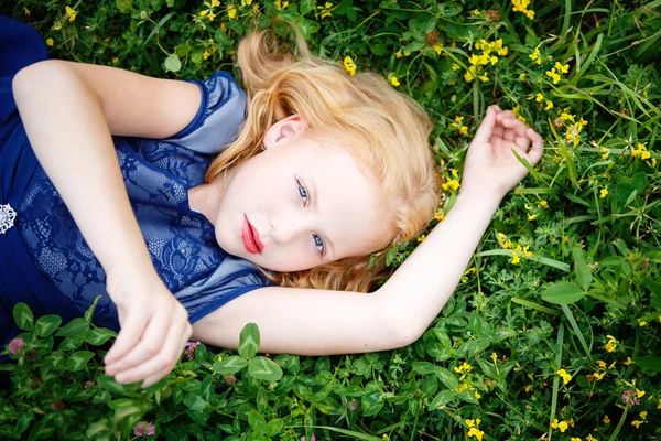 Retrato de niña hermosa —  Fotos de Stock