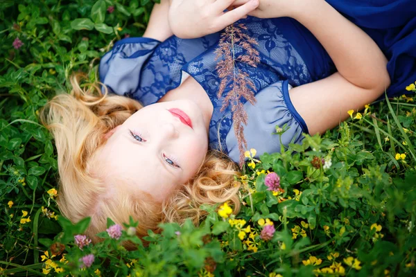 Retrato de niña hermosa — Foto de Stock