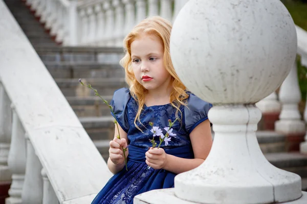 Портрет красивої маленької дівчинки в парку — стокове фото
