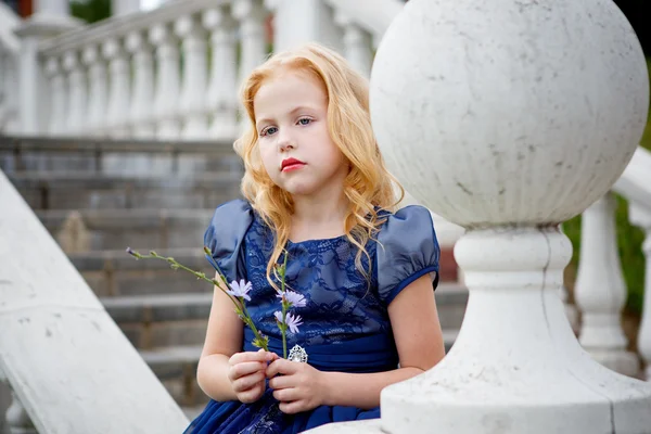 Portrait de belle petite fille dans un parc — Photo