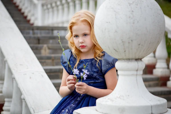 Πορτρέτο του όμορφο κοριτσάκι σε ένα πάρκο — Φωτογραφία Αρχείου