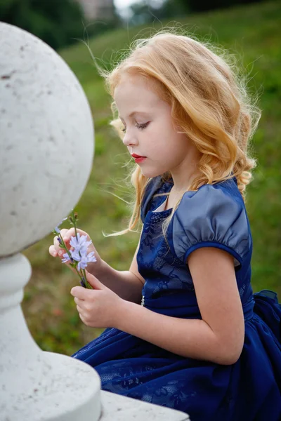 Porträtt av vacker liten flicka i en Park — Stockfoto