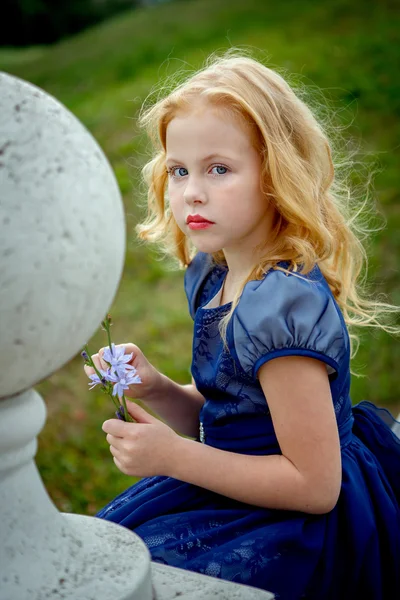Portrét krásné děvčátko v parku — Stock fotografie