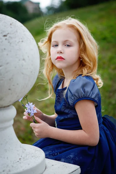 Ritratto di bella bambina in un parco — Foto Stock