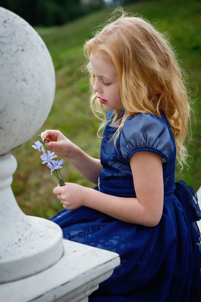 Porträtt av vacker liten flicka i en Park — Stockfoto