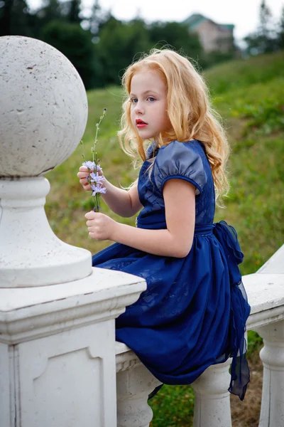 Retrato de menina bonita em um parque — Fotografia de Stock