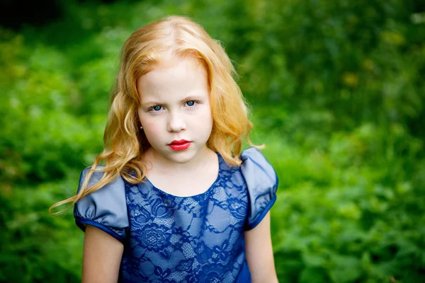 Retrato de hermosa niña en el vestido azul Fotos De Stock Sin Royalties Gratis