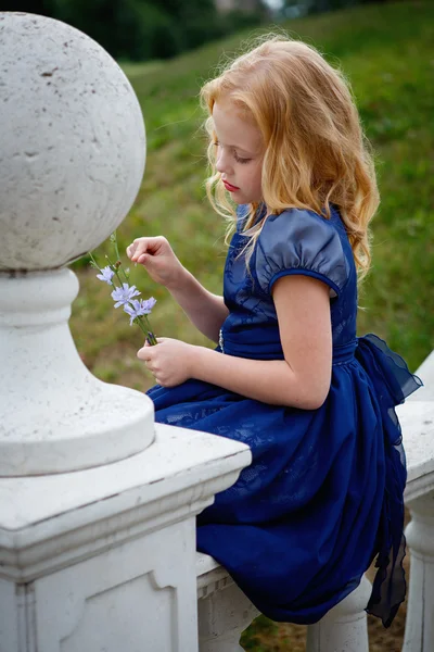 Retrato de una hermosa niña en un parque Fotos De Stock Sin Royalties Gratis