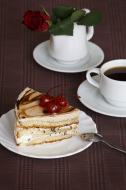 Bir dilim pasta çay ile portresi