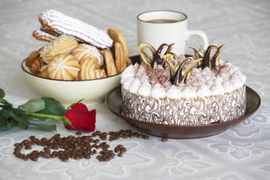 Güzel masa ile tatlılar kahve kek