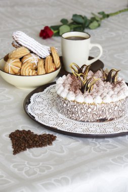 Güzel masa ile tatlılar kahve kek