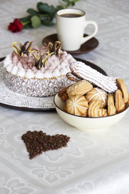 Güzel masa ile tatlılar kahve kek