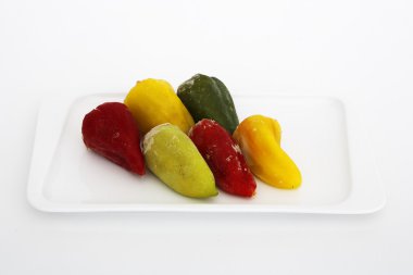 bir plaka üzerinde lezzetli biber dolması