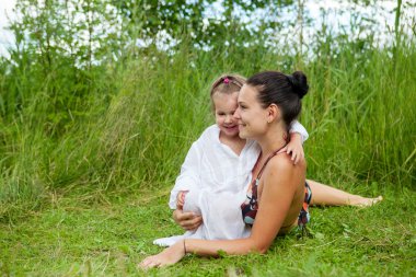 Anne ve kızı nehirde Yüzme