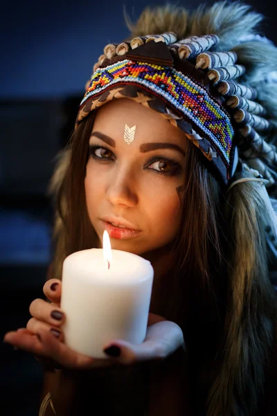 Retrato de una hermosa chica de cerca en el atuendo de una América india —  Fotos de Stock