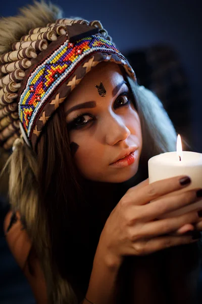 Retrato de una hermosa chica de cerca en el atuendo de una América india —  Fotos de Stock