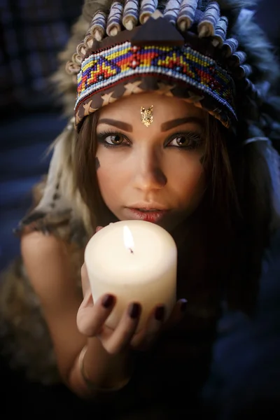 Portret pięknej dziewczyny z bliska w stroju Indian Ameryki — Zdjęcie stockowe