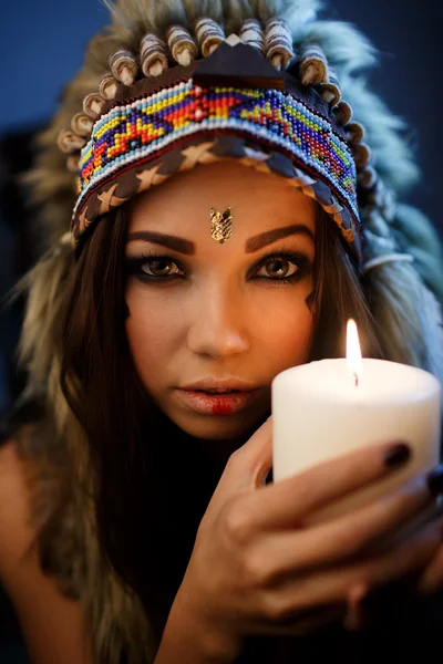 Retrato de una hermosa chica de cerca en el atuendo de una América india —  Fotos de Stock
