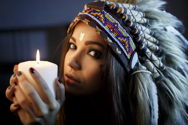 Retrato de una hermosa chica de cerca en el atuendo de una América india —  Fotos de Stock