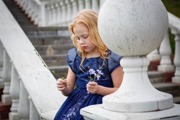 Portret van mooi meisje in een Park — Stockfoto