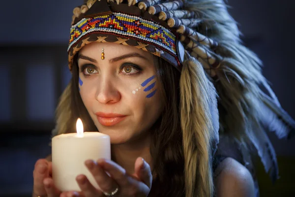 Retrato de menina bonita de perto no traje de uma América indiana — Fotografia de Stock