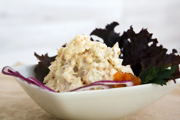 Schöner schmackhafter Salat mit vielen Steigungen — Stockfoto