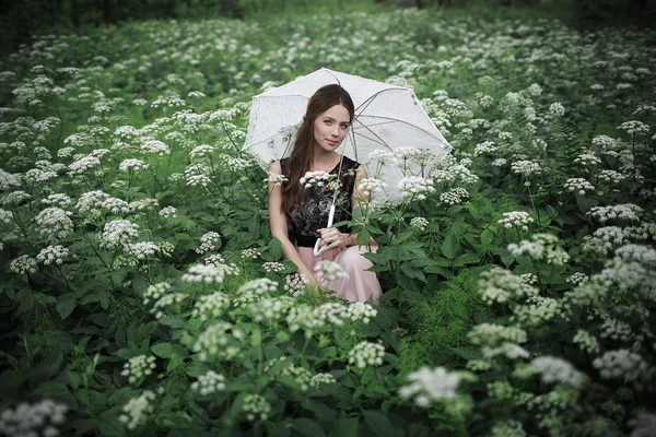 Portrét krásné dívky s deštníkem — Stock fotografie