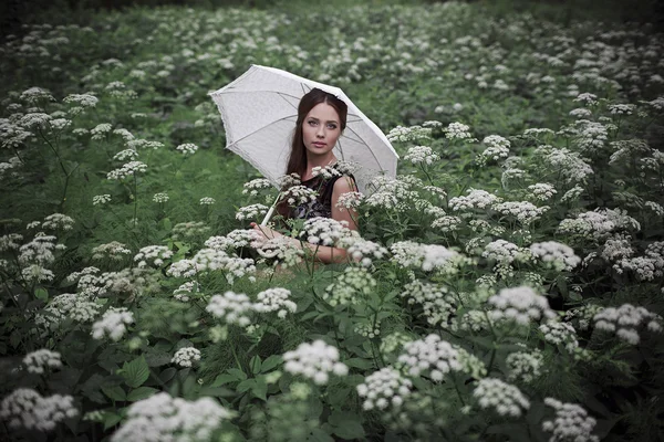 Retrato de menina bonita com guarda-chuva — Fotografia de Stock