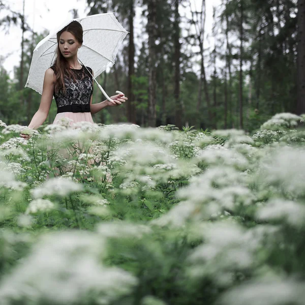 Retrato de menina bonita com guarda-chuva — Fotografia de Stock