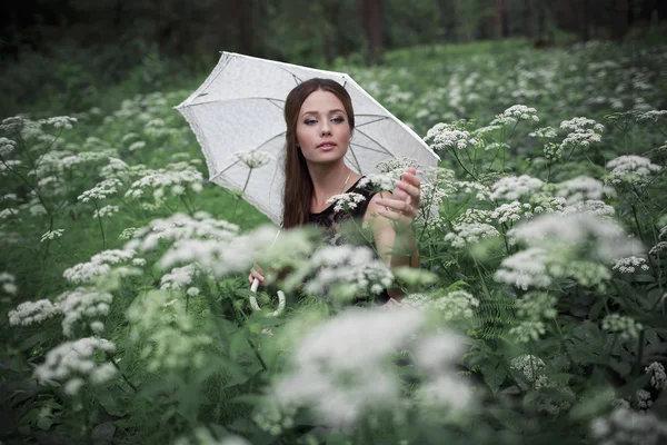 Porträtt av vacker flicka med paraply — Stockfoto