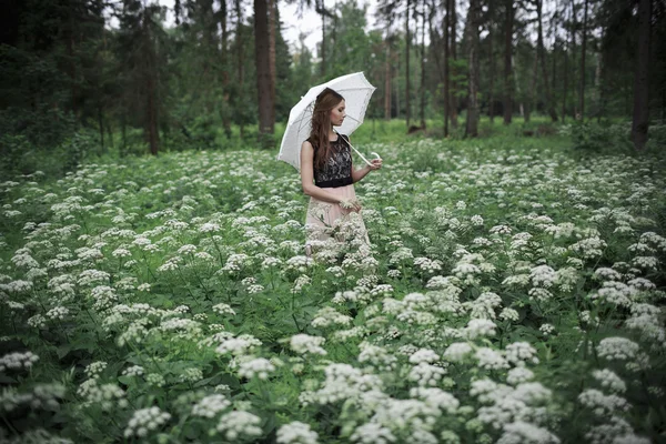 傘を持つ美しい少女の肖像画 — ストック写真
