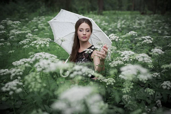 傘を持つ美しい少女の肖像画 — ストック写真
