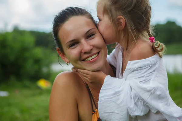 Mamma och dotter badar i floden — Stockfoto